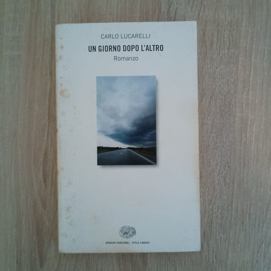 UN GIORNO DOPO L'ALTRO - LUCARELLI - EINAUDI TASCABILI