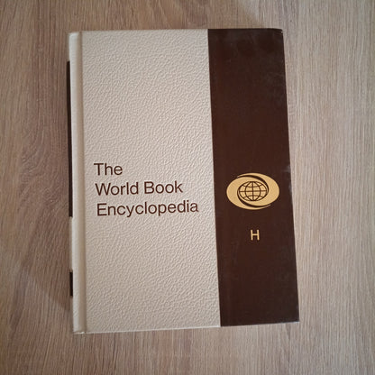 Vintage 1974 The World Book Encyclopedia Volume 9 H Events History Hardcover