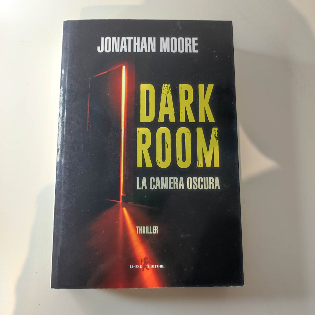 Dark room - La camera oscura - Jonathan Moore - [Leone]