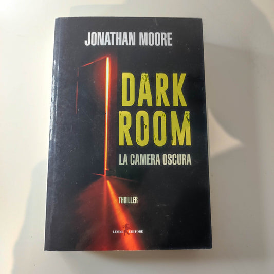 Dark room - La camera oscura - Jonathan Moore - [Leone]